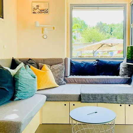Tiny House By The And An Artist Collective Сasa de vacaciones *
